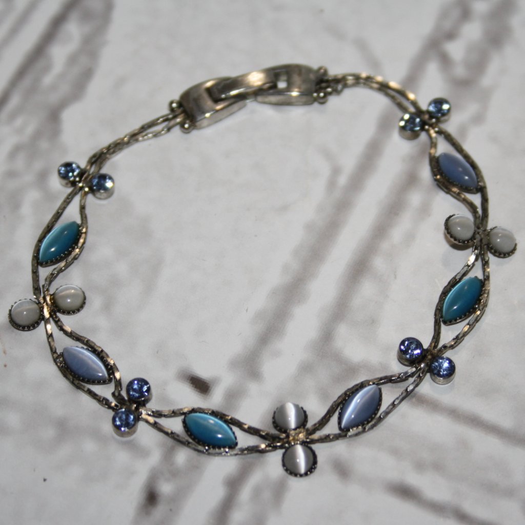 Beautiful Silver And Blue Cats Eye Rhinestone Bracelet 7.75"